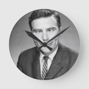 Man Making Face Runde Wanduhr