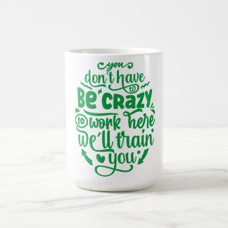 Man muss nicht verrückt sein, um hier zu arbeiten kaffeetasse