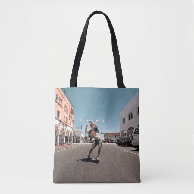 Man playing skateboard (Vorderseite)