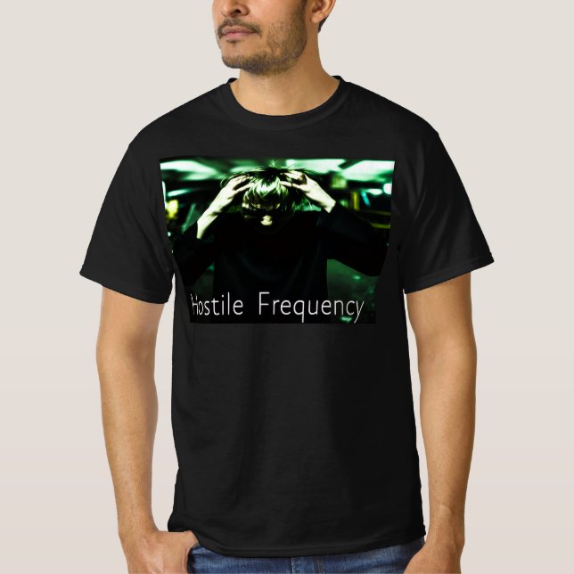 Man pulling his hair with hostile frequency below T-Shirt (Vorderseite)