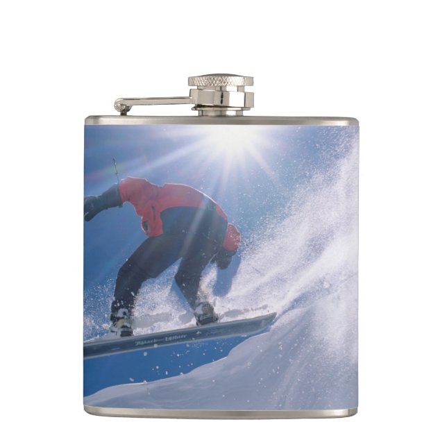 Man springt von einer großen Ecke auf einem Snowbo Flachmann (Vorderseite)