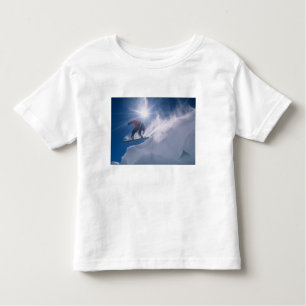 Man springt von einer großen Ecke auf einem Snowbo Kleinkind T-shirt