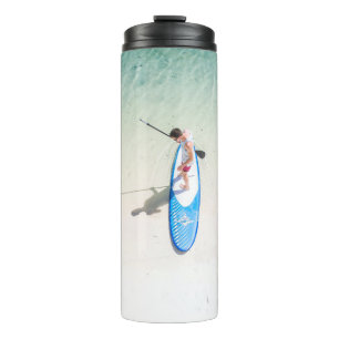 Man surft am Strand Thermosbecher