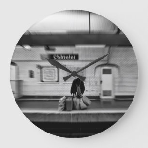 Man with shopping bags in subway (Chatelet) Große Wanduhr