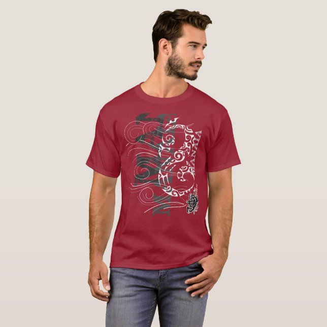 Manaia - Wächter (rotes Schreiben) T-Shirt (Vorne ganz)