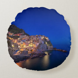 Manarola Stadt im Cinque Terre im Abend Rundes Kissen