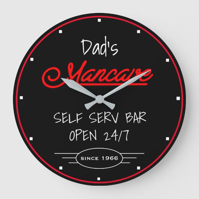 Mancave Red Script Vaters Name Black Bar Große Wanduhr (Vorderseite)