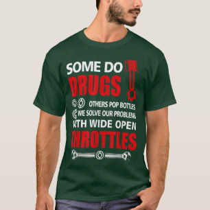 Manche Drogen weit geöffnete Flaschenkraftwagen od T-Shirt