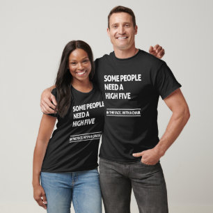 Manche Menschen brauchen hohe fünf T-Shirt