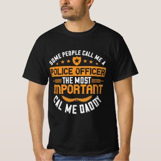 Manche nennen mich einen Polizisten, der mir das W T-Shirt