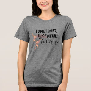 Manchmal bedeutet Liebe loszulassen Tri-Blend Shirt
