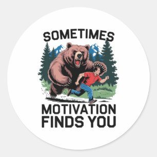 Manchmal findet Motivation dich lustig Sprichwort Runder Aufkleber