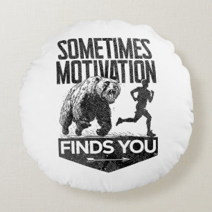 Manchmal findet Motivation einen lustigen Laufmoti Rundes Kissen