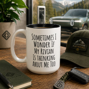 Manchmal frage ich mich, ob mein Rivian auch an mi Zweifarbige Tasse