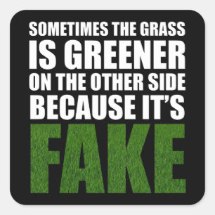 Manchmal ist das Gras grüner, weil es Fake ist Quadratischer Aufkleber