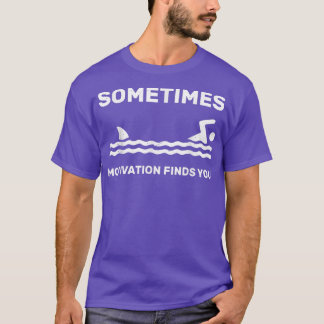 Manchmal Motivation Findt Sie schwimmen Schwimmer  T-Shirt
