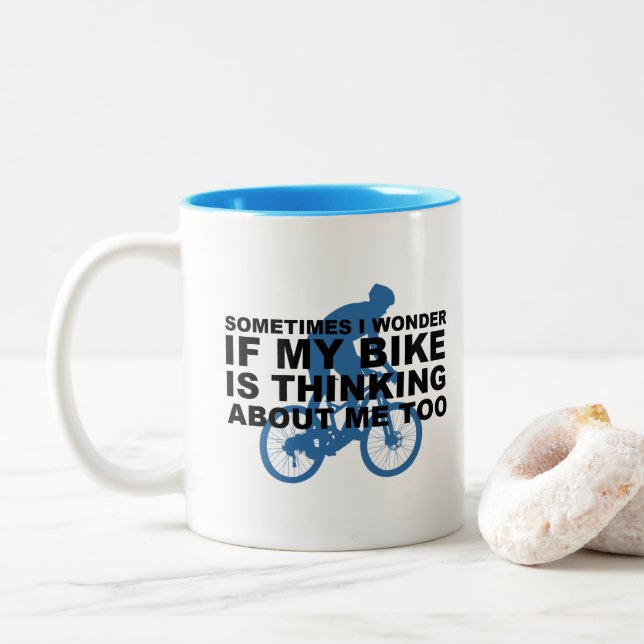 Manchmal wundere mich ich, wenn mein Fahrrad an Zweifarbige Tasse (Mit Donut)