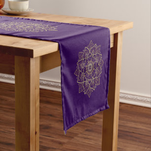 Mandala aus Gold und Silber auf dunkelrot kurzem T Kurzer Tischläufer
