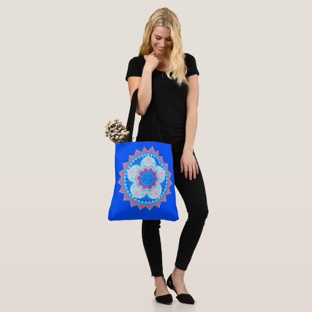 Mandala Blau Pink auf blauem Hintergrund (Am Model)