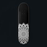 Mandala Schwarz-Weiß-Muster Skateboard<br><div class="desc">Ein lebendiges Weiß auf schwarzem Mandala Skateboard mit einem atemberaubend symmetrischen Muster. Einzigartiges und mutiges Symbol des Universums.</div>
