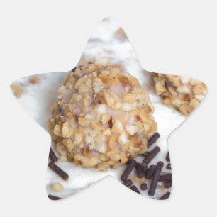 Mandelnusskuchen mit Schokoladensprinkles im Detai Stern-Aufkleber