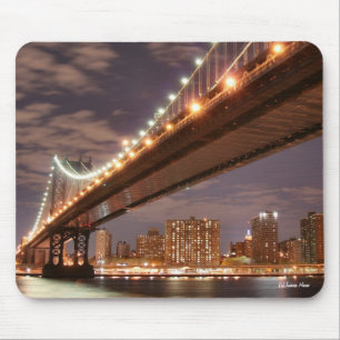 Manhattan-Brücke und Manhattan-Skyline nachts Mousepad