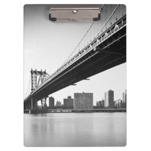 Manhattan-Brücke und Skyline, New York, US Klemmbrett