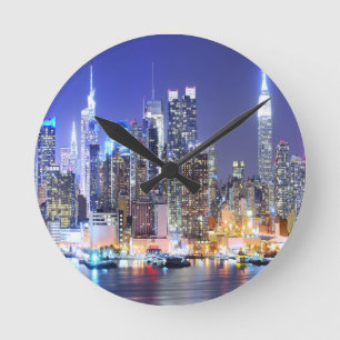 Manhattan in der Nacht Runde Wanduhr