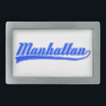 Manhattan mit Swash Rechteckige Gürtelschnalle<br><div class="desc">Manhattan,  New York City,  geschrieben mit einem Swash (Schwanz). Schriftart in Weiß und Blau. Originelles Textdesign.</div>