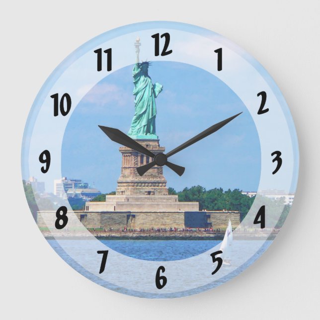 Manhattan - Segelboot mit Freiheitsstatue Große Wanduhr (Vorderseite)