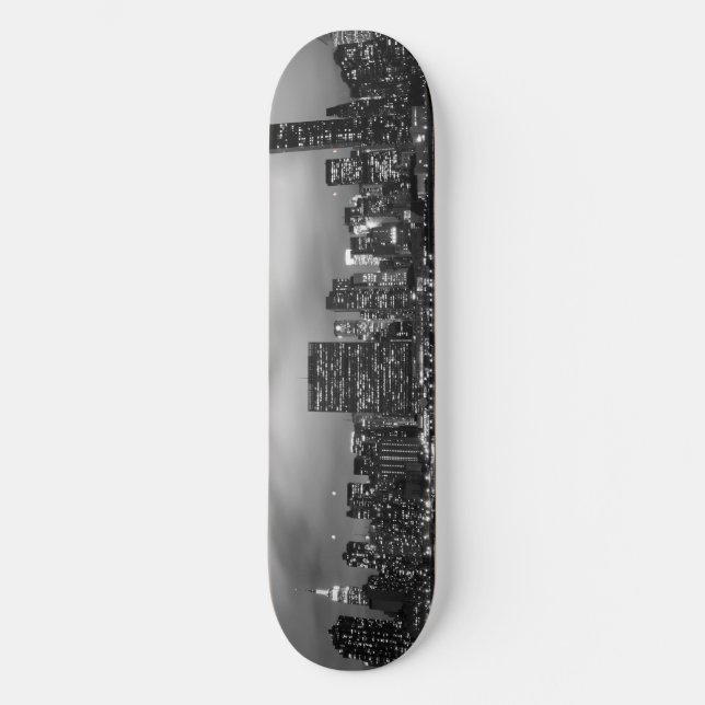 Manhattan-Skyline nachts Skateboard (Vorderseite)
