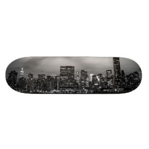 Manhattan-Skyline nachts Skateboard