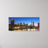 Manhattan und Brooklyn Bridge bei Dämmerung