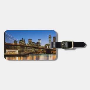Manhattan und Brooklyn-Brücke an der Dämmerung Gepäckanhänger