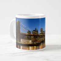 Manhattan und Brooklyn-Brücke an der Dämmerung