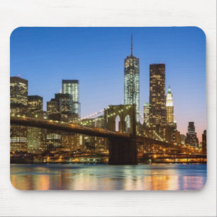 Manhattan und Brooklyn-Brücke an der Dämmerung Mousepad