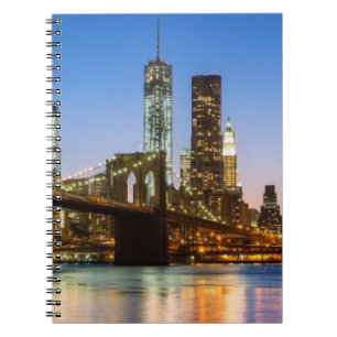 Manhattan und Brooklyn-Brücke an der Dämmerung Notizblock