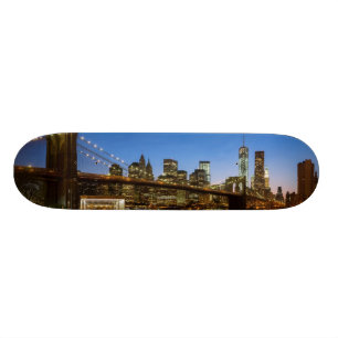 Manhattan und Brooklyn-Brücke an der Dämmerung Skateboard