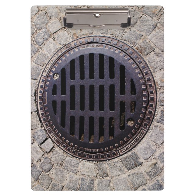 Manhole-Abdeckung und Kopfsteinpflasterstraße Klemmbrett (Vorderseite)