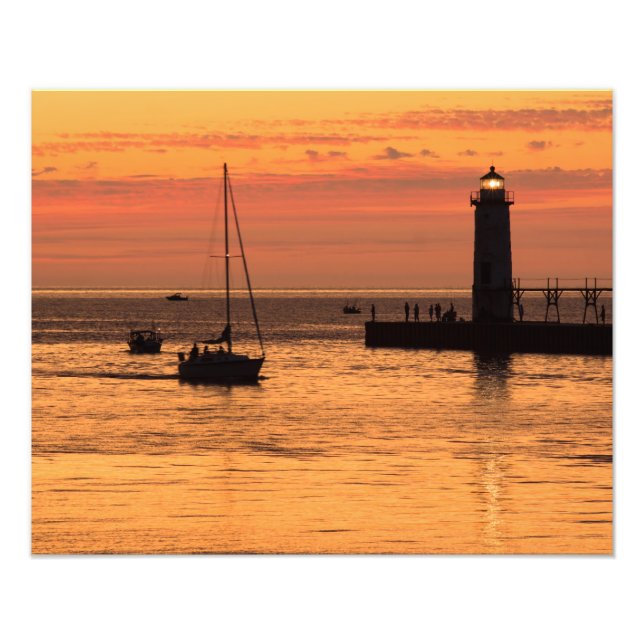 Manistee Lighthouse Sunset Sailboat Fotodruck (Vorne)