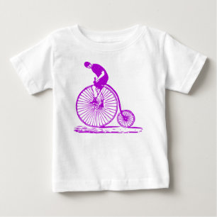 Mann auf einem Penny Farthing - Lila Baby T-shirt