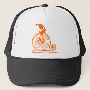 Mann auf einem Penny Farthing - Orange Truckerkappe