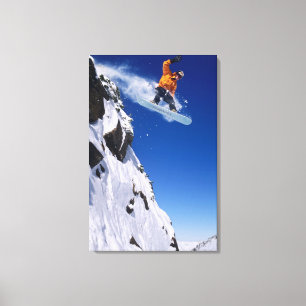 Mann auf einem Snowboard, der von einem Gesims spr Leinwanddruck
