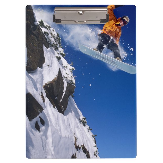 Mann auf einem Snowboard springt von einem Korn Klemmbrett (Vorderseite)