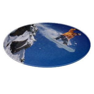 Mann auf einem Snowboard springt von einem Korn Schneidebrett