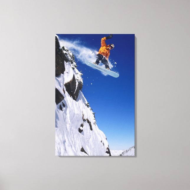 Mann auf einem Snowboard springt von einem Kornfle Leinwanddruck (Vorderseite)