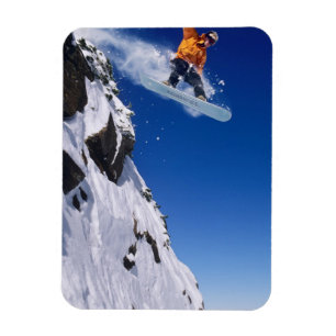 Mann auf einem Snowboard springt von einem Kornfle Magnet