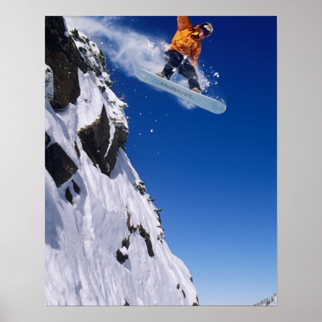 Mann auf einem Snowboard springt von einem Kornfle Poster (Vorne)