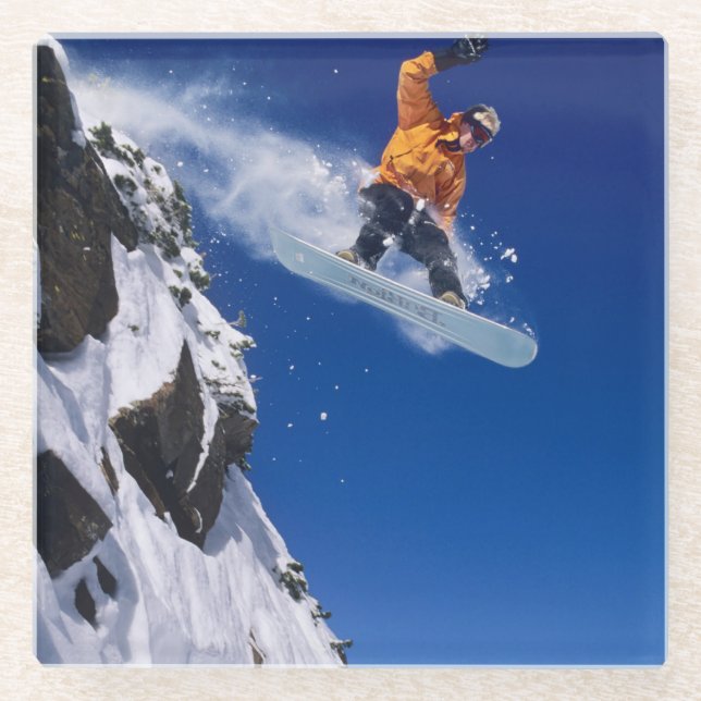Mann auf einem Snowboard springt von einer Kornkam Glasuntersetzer (Vorderseite)