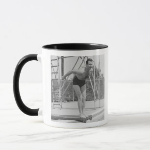 Mann auf Sprungbrett Tasse